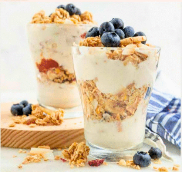 Parfait con yogurt griego, granola mermelada y Arándanos food & restaurant service website in white and black photographic style