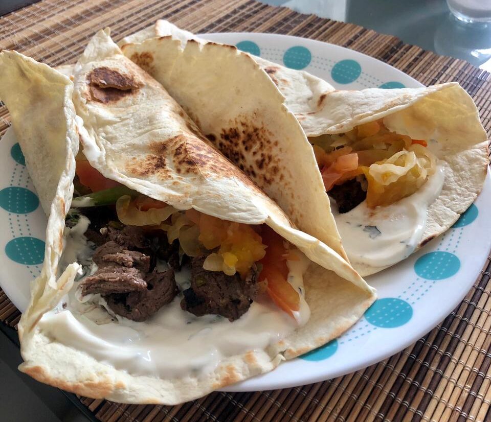 Panqueques con yogurt y miel tortilla y carne