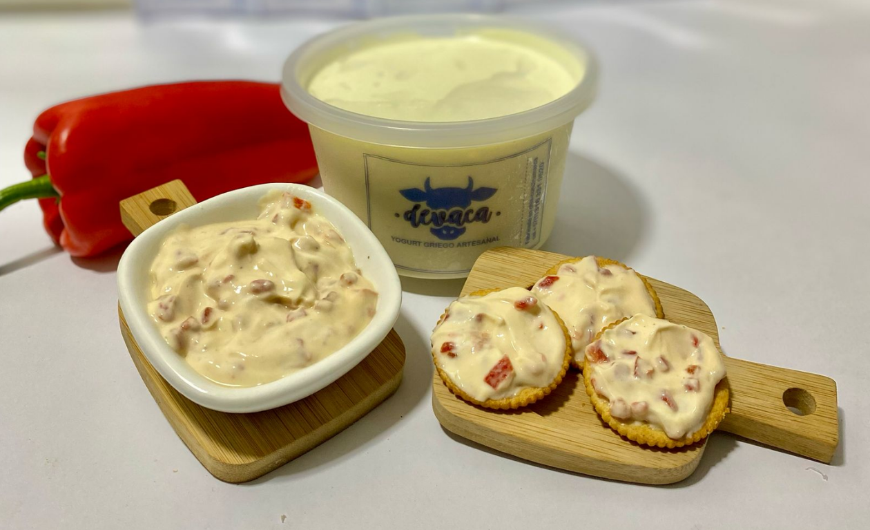 Ensalada de Brócoli, manzana y yogurt food & restaurant service website in white and black photographic style (23)